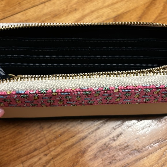 Vineyard Vines Heritage Zip Around Wallet - Picture 4 of 6